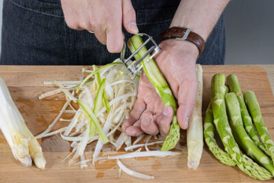 Spargel schälen