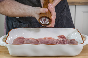 Schnitzel für Schnitzelpfanne im Backofen salzen