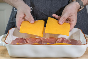 Käse über die Schnitzel geben