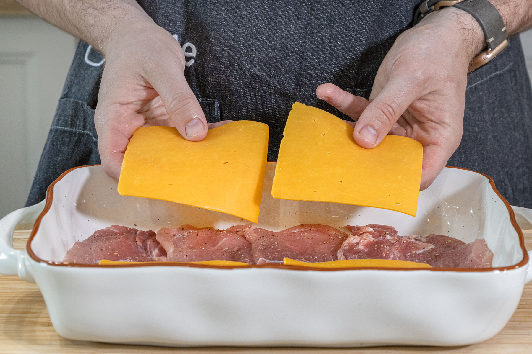 Käse über die Schnitzel geben