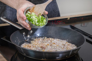 Frühlingszwiebel dazugeben