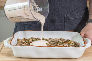 Sahnesauce in die Auflaufform geben
