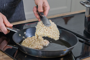 Schnitzel in die Pfanne geben