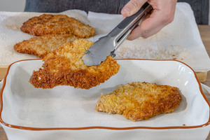 Schnitzel in Pfanne geben