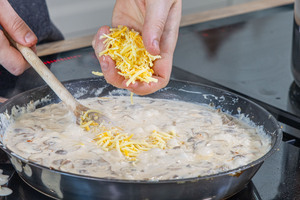 Käse in die Pfanne geben