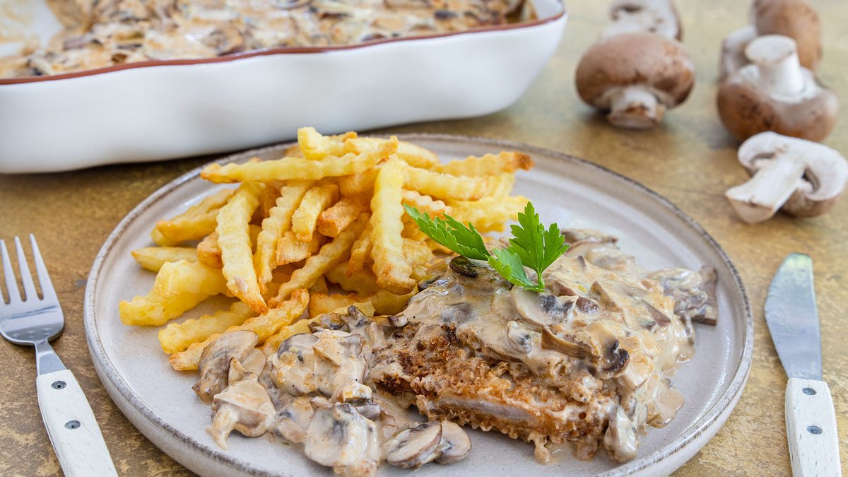 Schnitzelpfanne mit Pilzen