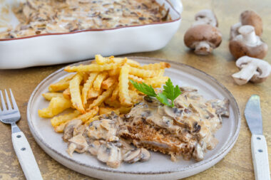 Schnitzelpfanne mit Pilzen