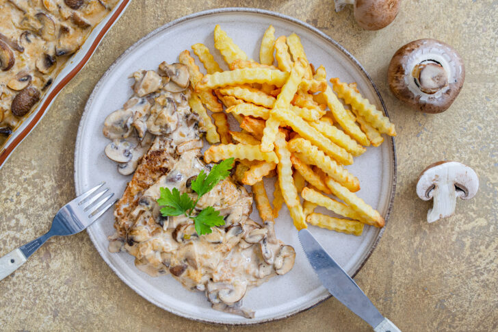 Schnitzelpfanne mit Pilzen