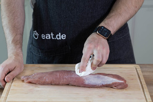 Schweinefilet abtupfen