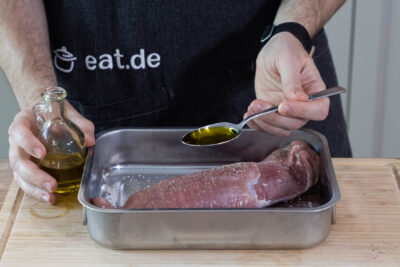 Öl über das Fleisch geben