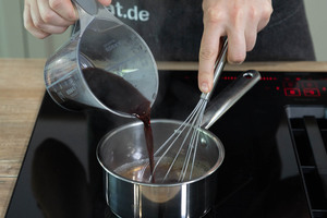 Rotwein in den Topf geben