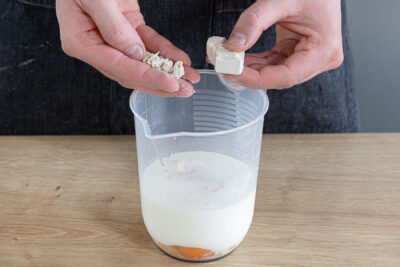 Hefe, Eier, Milch vermischen