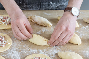 Teiffladen verschließen und zu Brötchen formen