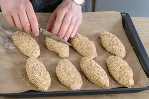 türkische Sesambrötchen rautenförmig einschneiden