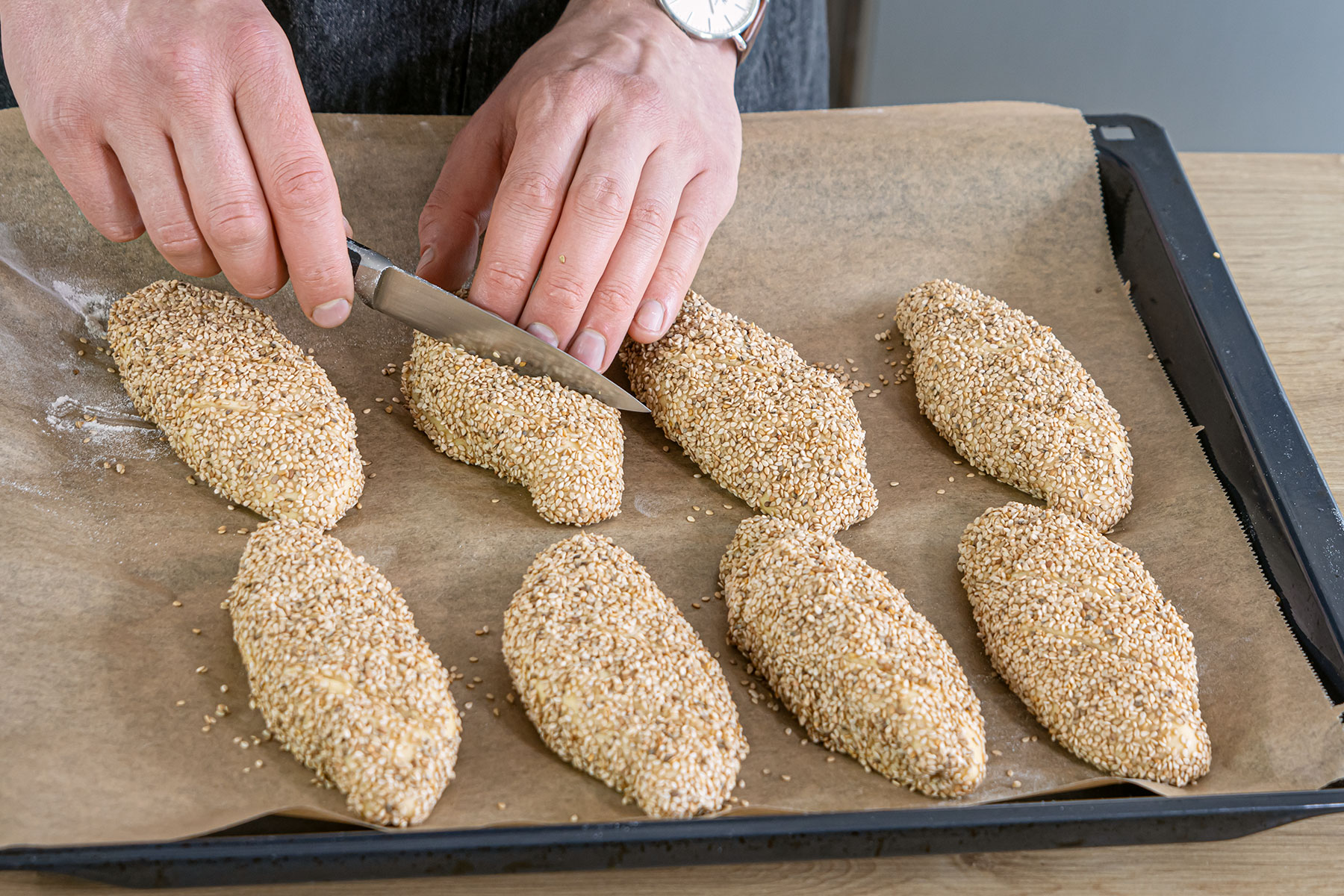türkische Sesambrötchen rautenförmig einschneiden