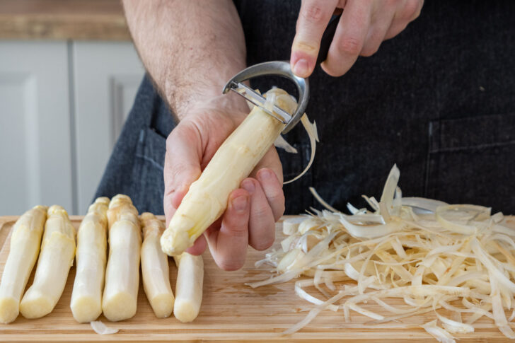 Weißen Spargel schälen