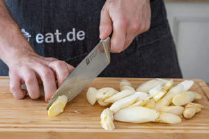 Spargel in Stücke schneiden