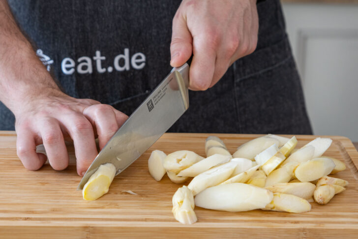 Spargel in Stücke schneiden