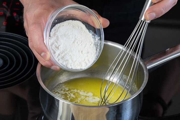 Mehl zur Butter geben