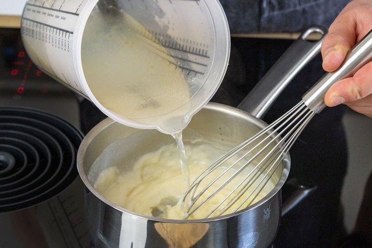 Spargelwasser in Mehlschwitze rühren
