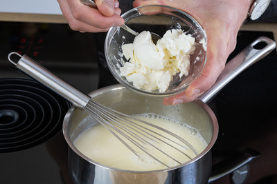 Frischkäse zur Spargelsauce geben