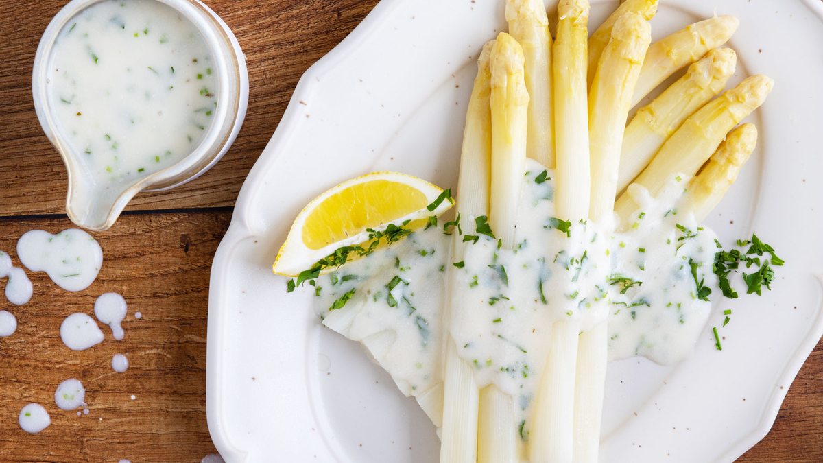 Spargelsoße aus Spargelwasser | Rezept - eat.de