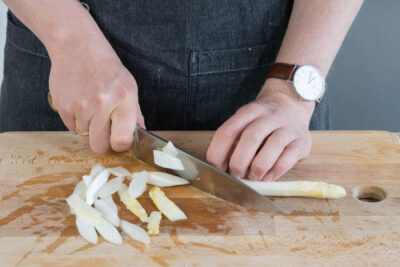 Spargel in dünne Scheiben schneiden