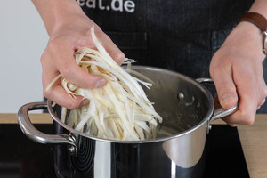 Spargelschalen ins Wasser geben