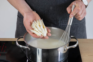 Spargelscheiben als Einlage in die Suppe geben