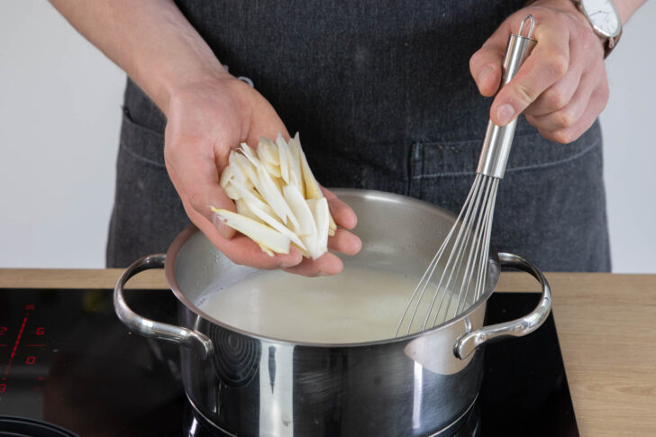 Spargelscheiben als Einlage in die Suppe geben