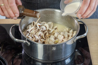 Sahne und Worcestersouce dazugeben