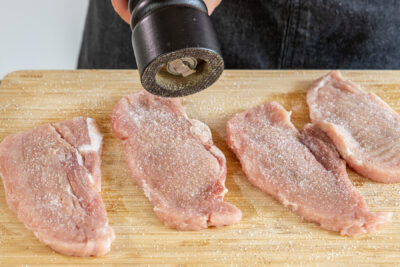 Schweinesteaks salzen und pfeffern