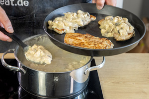 Würzfleisch auf die Steaks geben