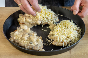 Käse über die Steaks au Four nach DDR-Rezept geben