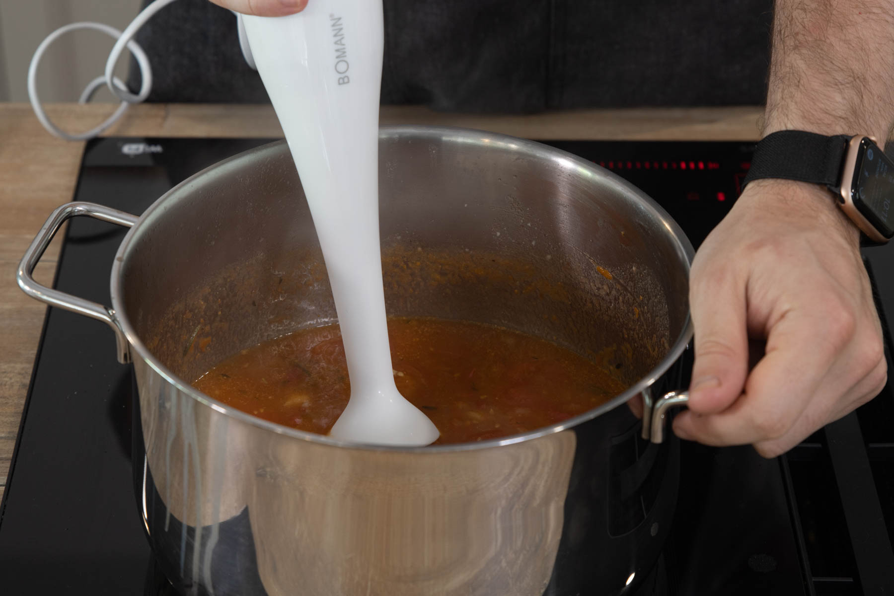 Tomatensuppe aus frischen Tomaten pürieren