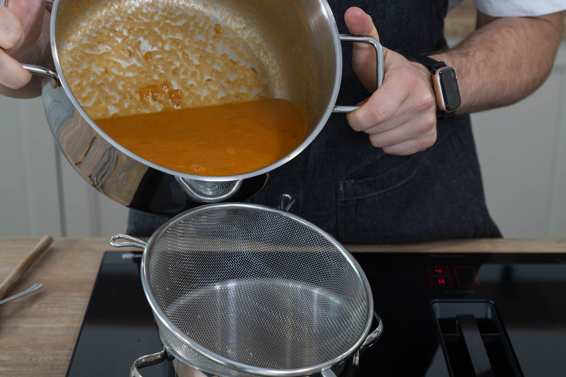Suppe durch ein Sieb streichen
