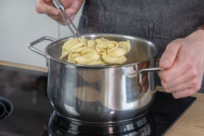 Tortellini kochen