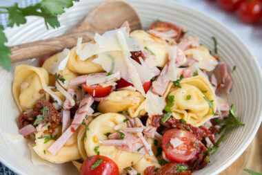 Tortellinisalat mit Schinken Rezept