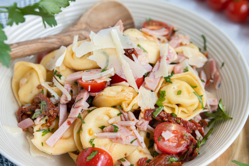 Tortellinisalat mit Schinken Rezept