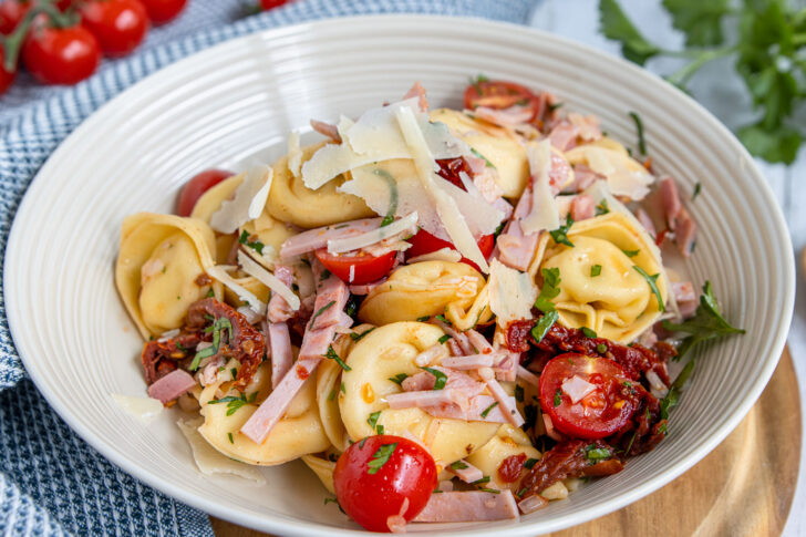 Tortellinisalat mit Schinken - Rezept