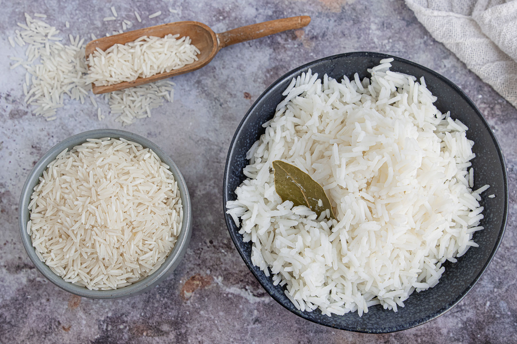 roher und gekochter Reis