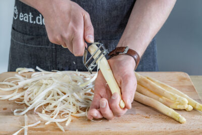 Spargel schälen