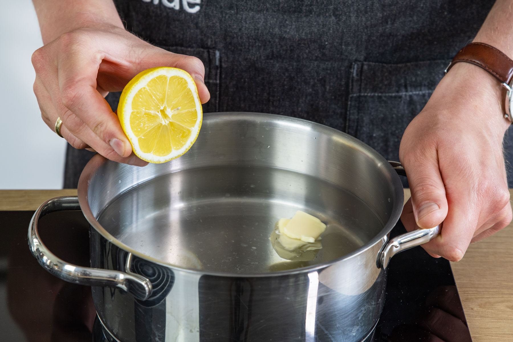 Zitronensaft zum Kochwasser geben