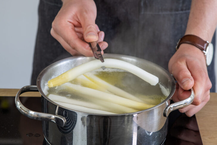 Garprobe beim Spargel