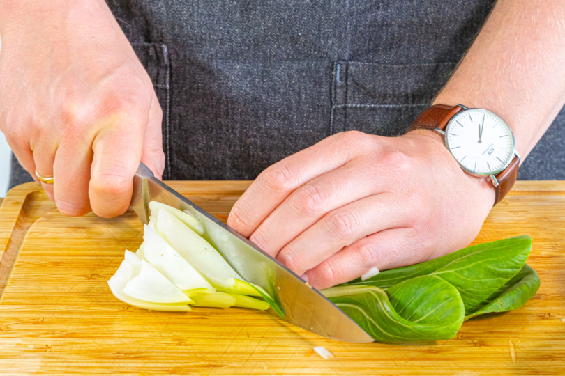 Pak Choi schneiden