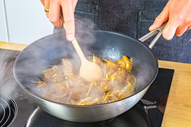 Fleisch für asiatische Wokpfanne anbraten