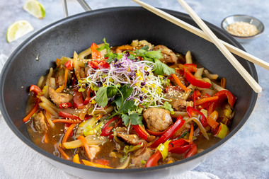 Asiatische Wokpfanne mit Hähnchen