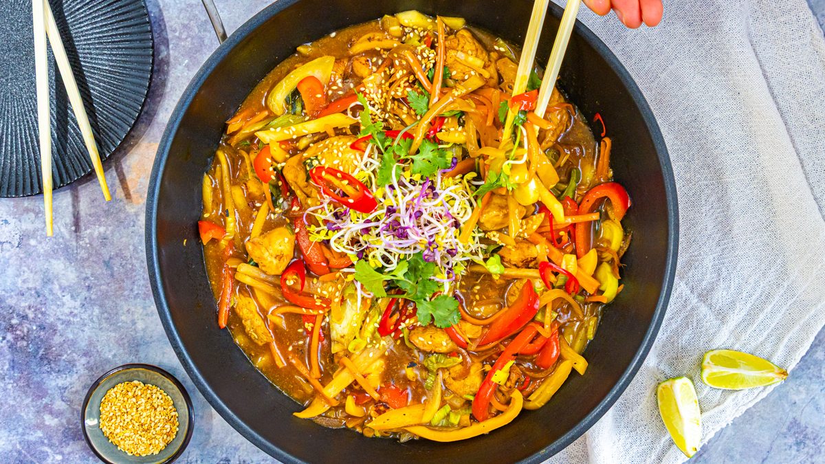 Asiatische Wokpfanne mit Hähnchen