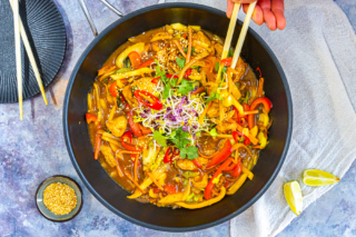 Asiatische Wokpfanne mit Hähnchen