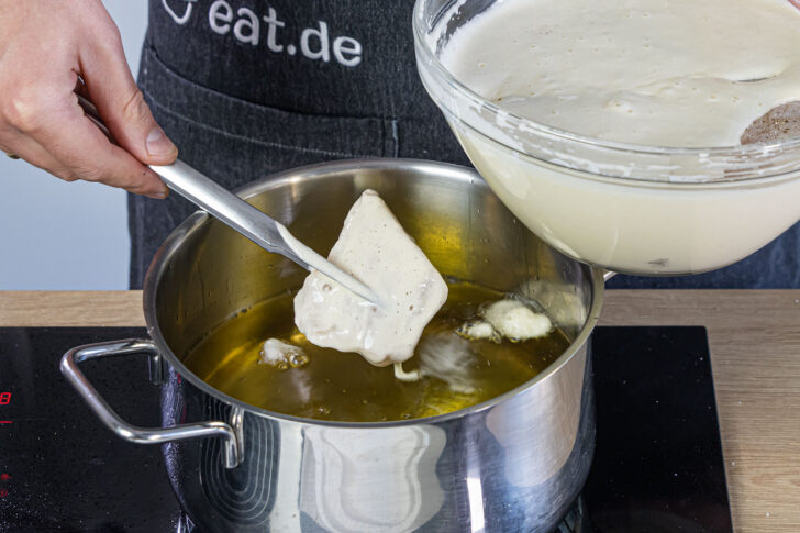 Fischfilet durch den Teig ziehen